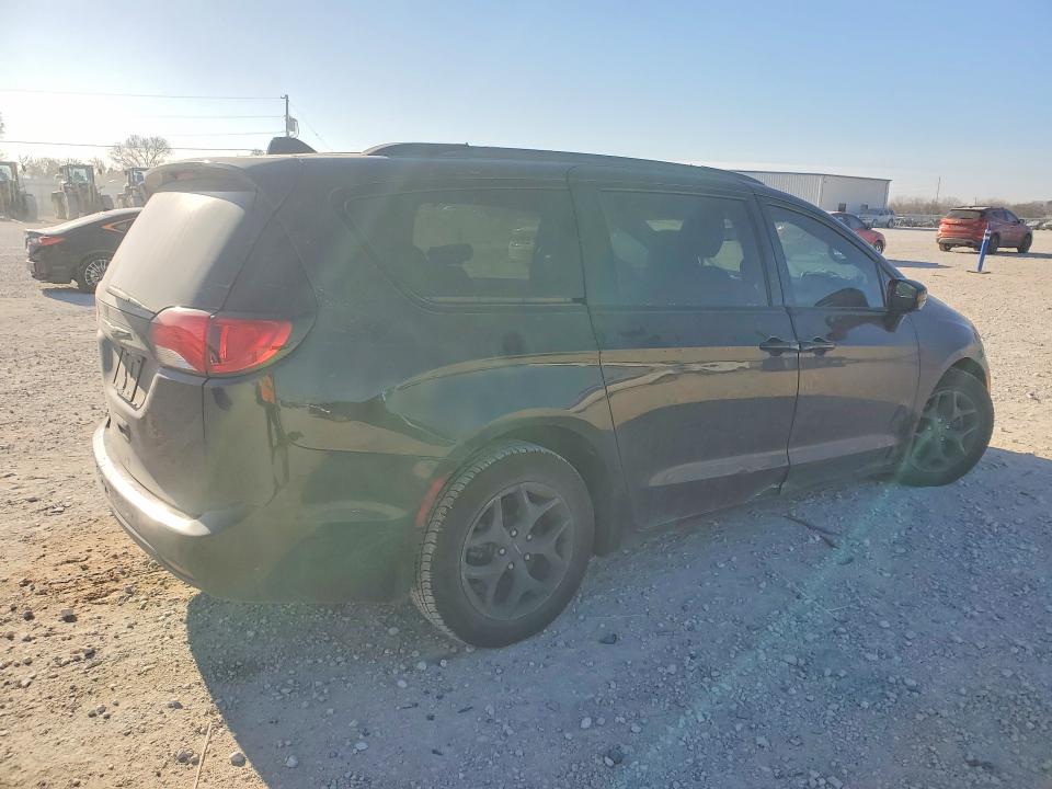 Photo 3 from auction – 2020 CHRYSLER PACIFICA with VIN 2C4RC1EG8LR102196