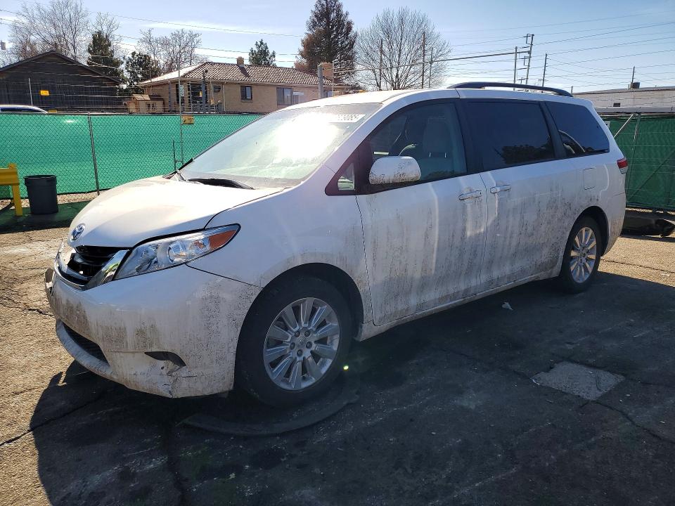 TOYOTA SIENNA LE 2011 with VIN 5TDJK3DC3BS028654 - Photo from auction
