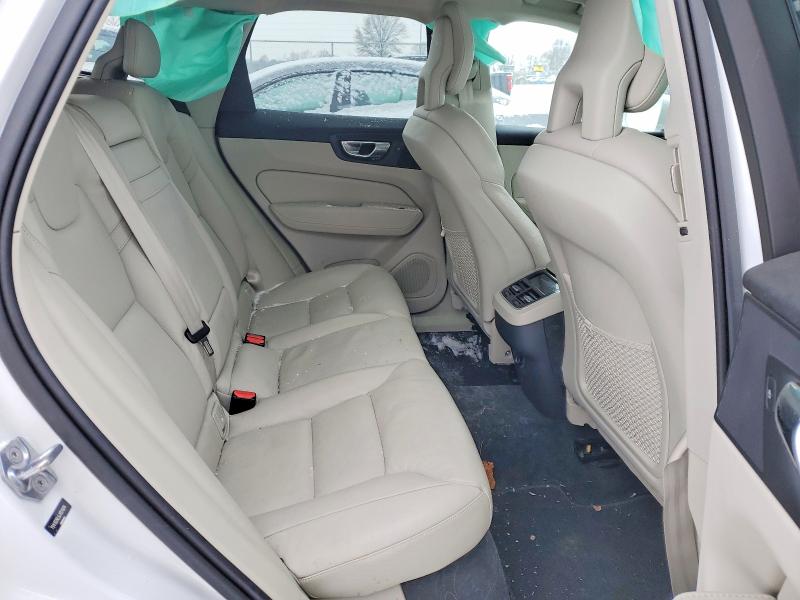 Photo 11 from auction – 2018 VOLVO XC60 T5 IN with VIN YV4102RL6J1031694