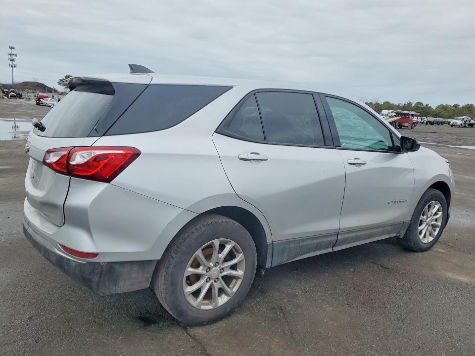 Photo 3 from auction – 2018 CHEVROLET EQUINOX with VIN 3GNAXHEV8JS569361