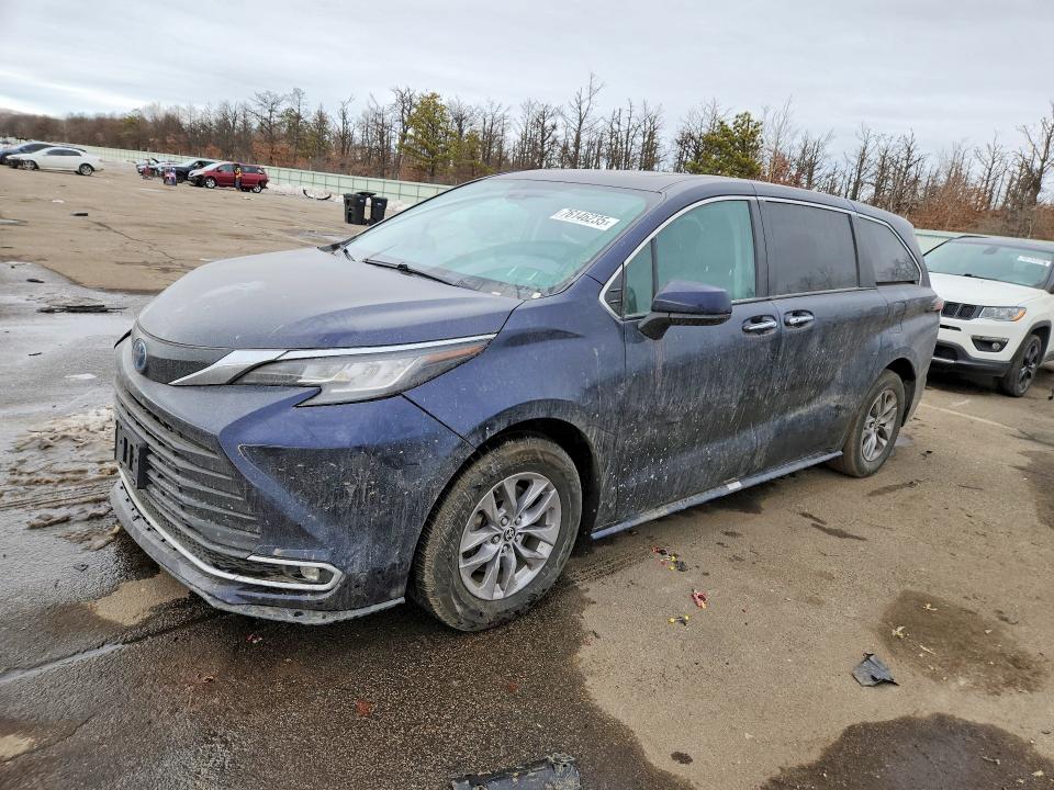 TOYOTA SIENNA 2022 with VIN 5TDYRKEC0NS125169 - Photo from auction