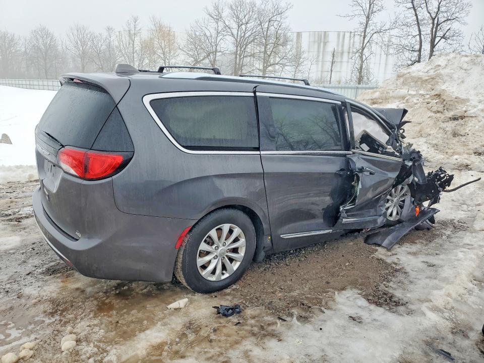 Photo 3 from auction – 2018 CHRYSLER PACIFICA with VIN 2C4RC1EG0JR330772