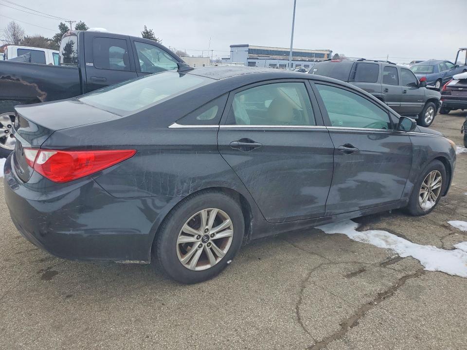 Photo 3 from auction – 2011 HYUNDAI SONATA with VIN 5NPEB4AC7BH065773