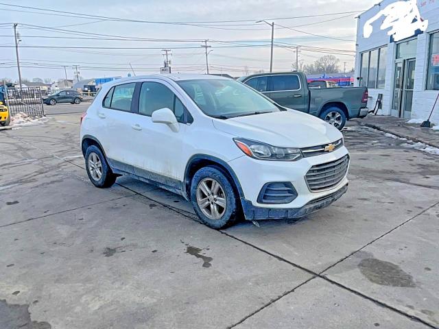 CHEVROLET TRAX LS 2018 with VIN KL7CJNSB0JB583002 - Photo from auction