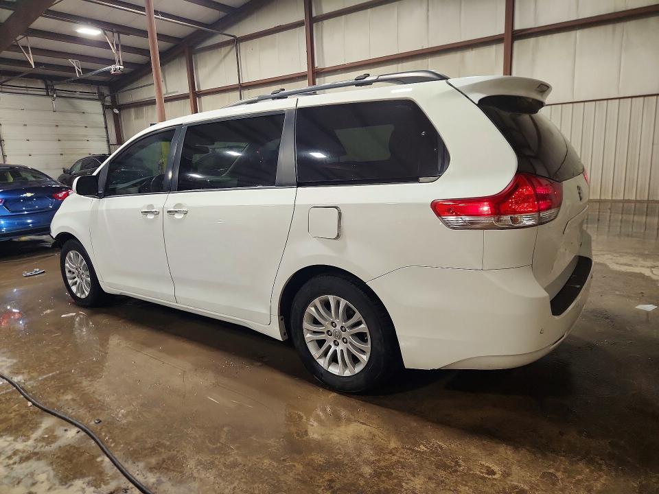 Photo 2 from auction – 2014 TOYOTA SIENNA XLE with VIN 5TDYK3DC6ES430719