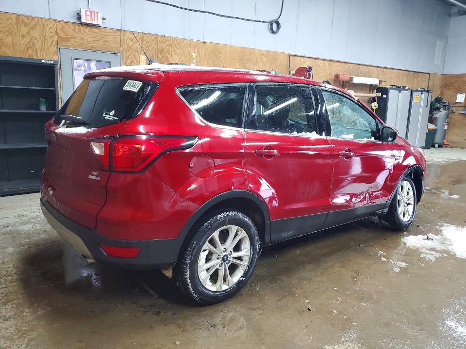 Photo 3 from auction – 2019 FORD ESCAPE SE with VIN 1FMCU9GD4KUA97080