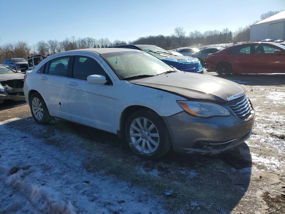 Фото 4 с аукциона – 2014 CHRYSLER 200 LX с VIN 1C3CCBAB7EN170628