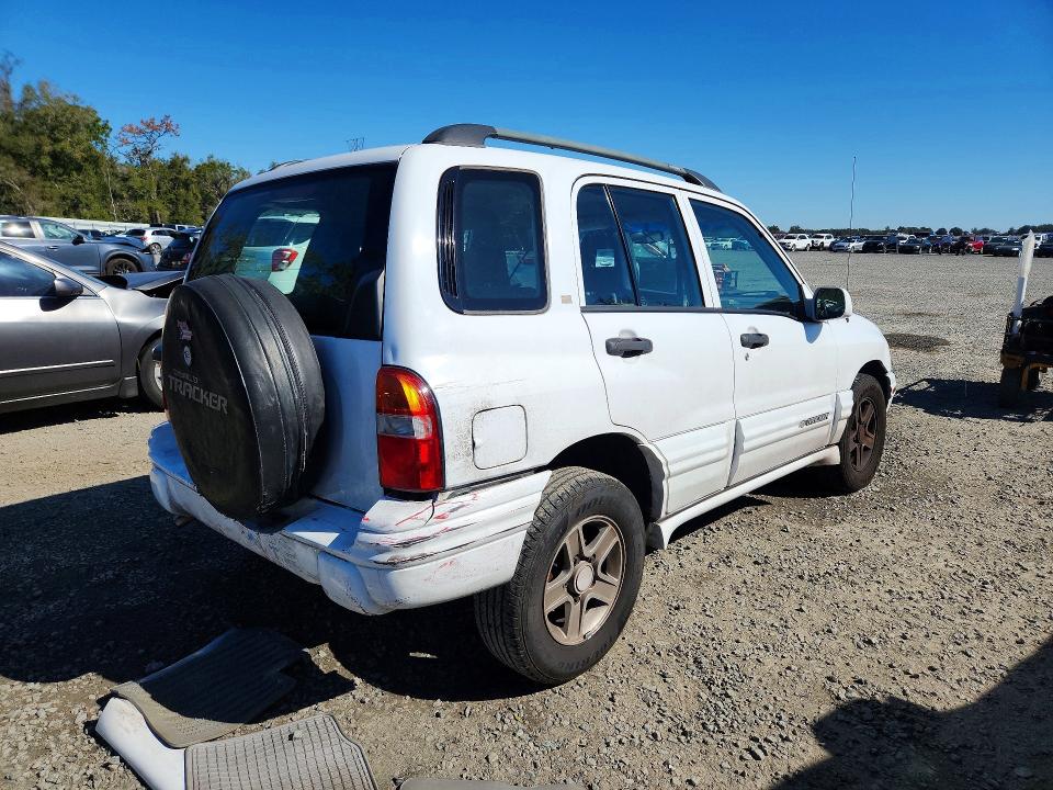 Photo 3 from auction – 2003 CHEVROLET TRACKER with VIN 2CNBE634736920632