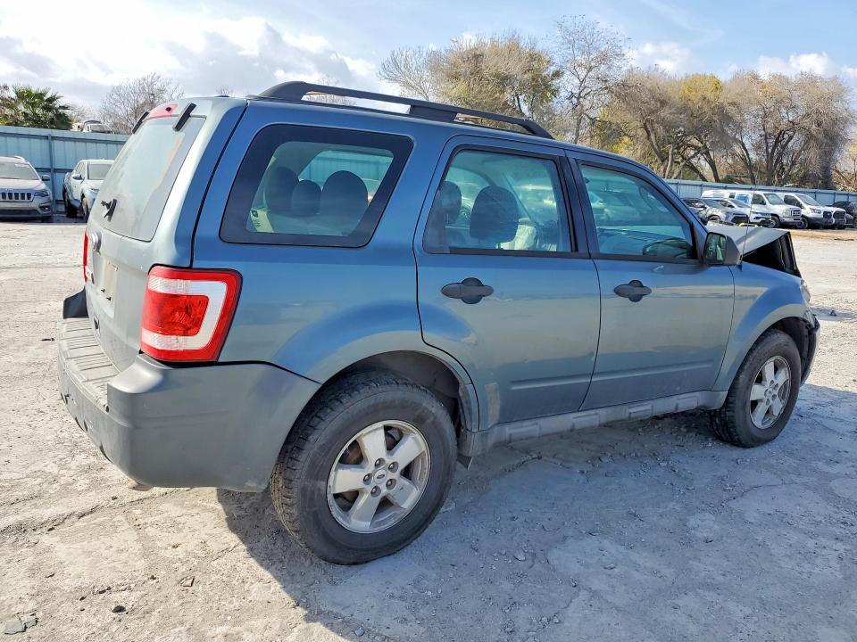 Photo 3 from auction – 2010 FORD ESCAPE XLS with VIN 1FMCU0C79AKD10921