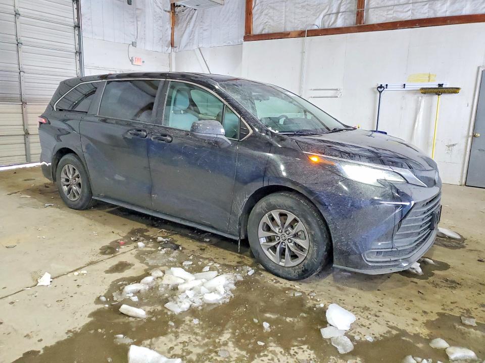 Photo 4 from auction – 2022 TOYOTA SIENNA with VIN 5TDKRKEC1NS105700