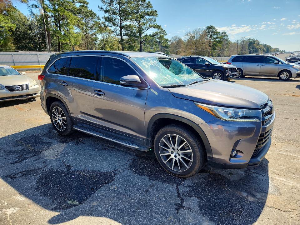 Photo 4 from auction – 2018 TOYOTA HIGHLANDER with VIN 5TDKZRFH7JS533140