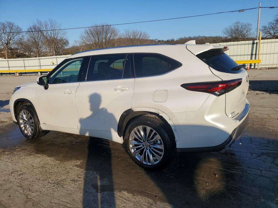 Photo 2 from auction – 2024 TOYOTA HIGHLANDER with VIN 5TDEBRCH3RS620180