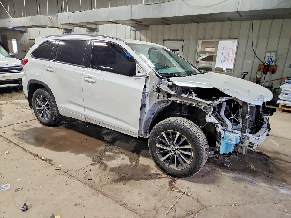Photo 4 from auction – 2017 TOYOTA HIGHLANDER with VIN 5TDJZRFHXHS457144