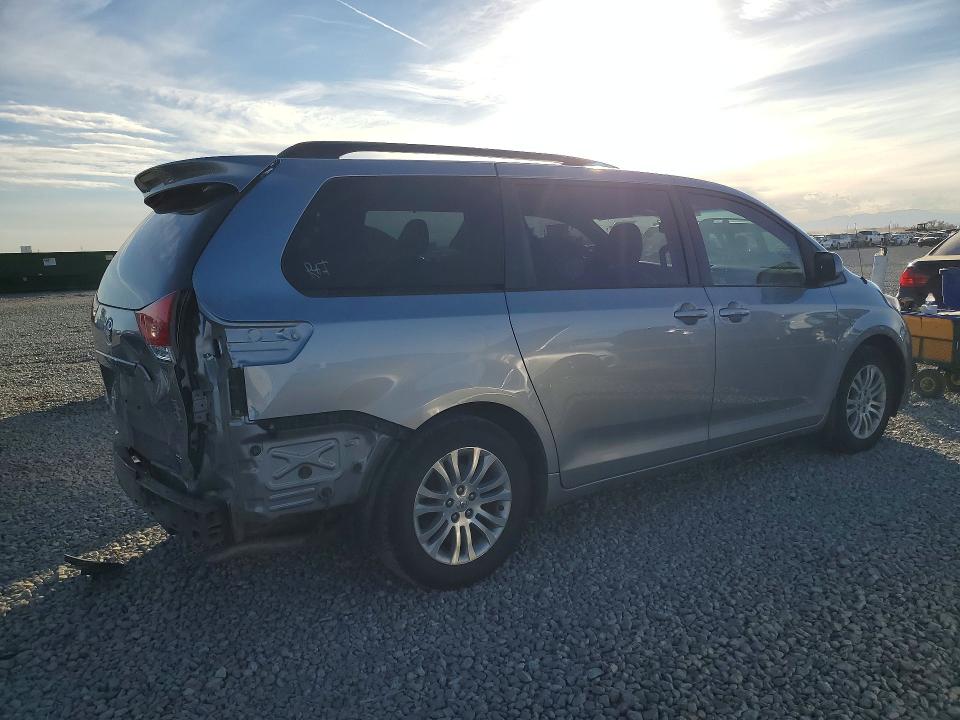Photo 3 from auction – 2011 TOYOTA SIENNA XLE with VIN 5TDYK3DC7BS008437