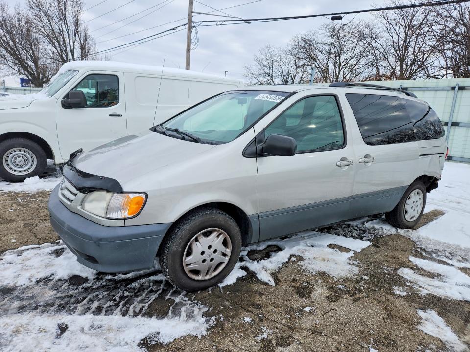 TOYOTA SIENNA 2002 with VIN 4T3ZF19C62U424029 - Photo from auction
