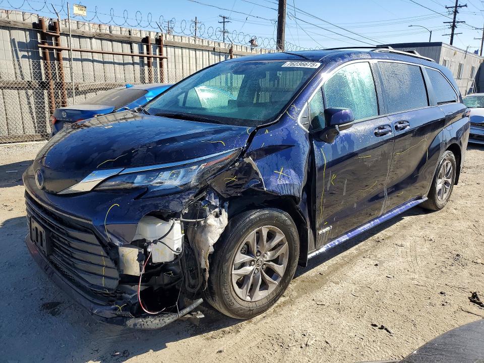 TOYOTA SIENNA 2021 with VIN 5TDKRKEC2MS035879 - Photo from auction