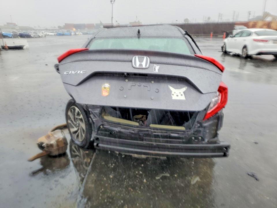 Photo 6 from auction – 2018 HONDA CIVIC with VIN 2HGFC2F77JH515903