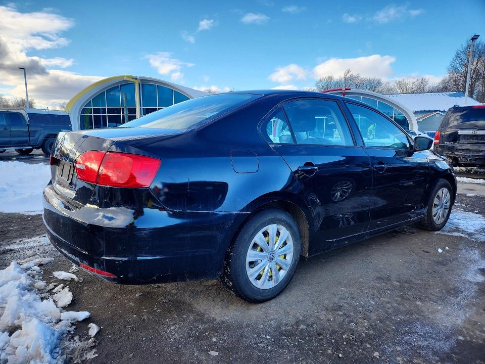 Photo 3 from auction – 2013 VOLKSWAGEN JETTA with VIN 3VW2K7AJ7DM305644