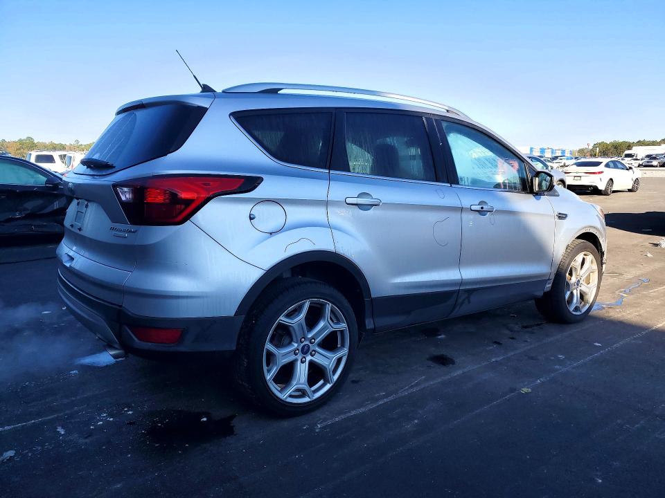 Photo 3 from auction – 2019 FORD ESCAPE with VIN 1FMCU0J90KUA03390
