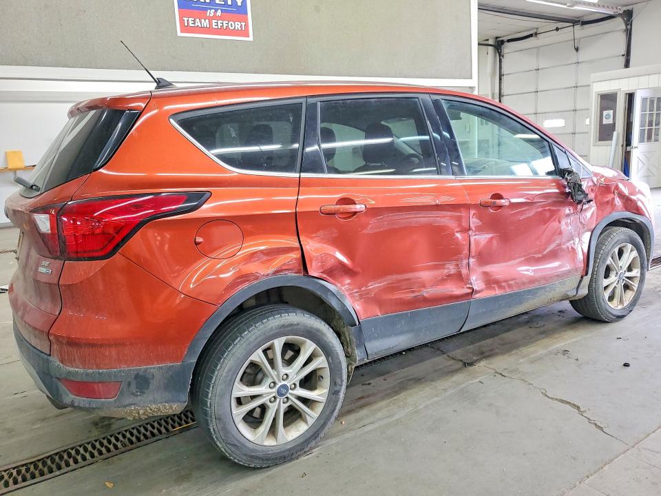 Photo 3 from auction – 2019 FORD ESCAPE SE with VIN 1FMCU9GD9KUC55798