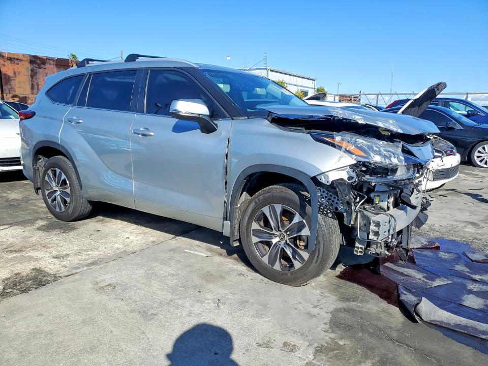 Photo 4 from auction – 2023 TOYOTA HIGHLANDER with VIN 5TDKARAH3PS019499