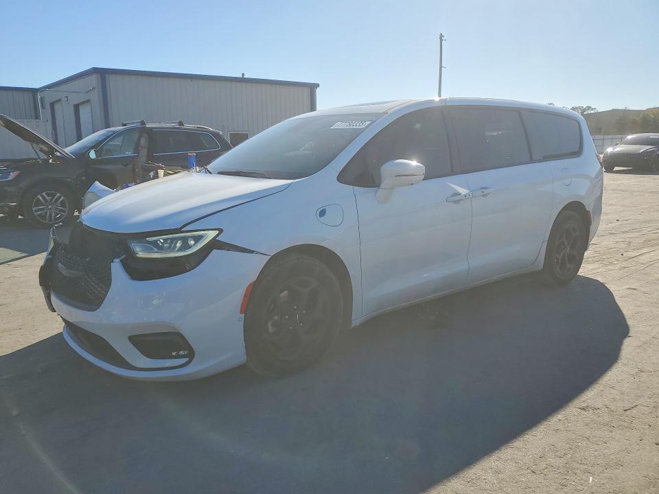 CHRYSLER PACIFICA 2022 with VIN 2C4RC1S72NR215939 - Photo from auction