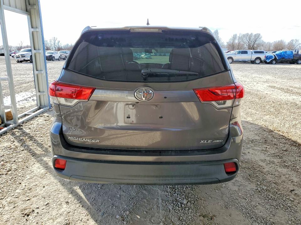 Photo 6 from auction – 2017 TOYOTA HIGHLANDER with VIN 5TDJZRFH9HS421588