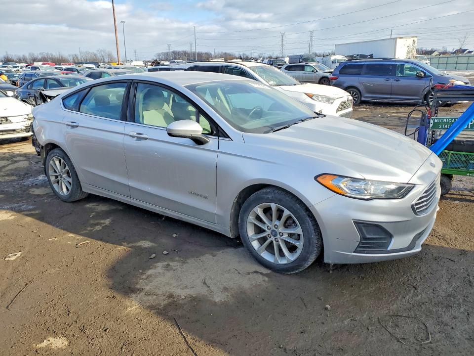Photo 4 from auction – 2019 FORD FUSION with VIN 3FA6P0LU4KR147449