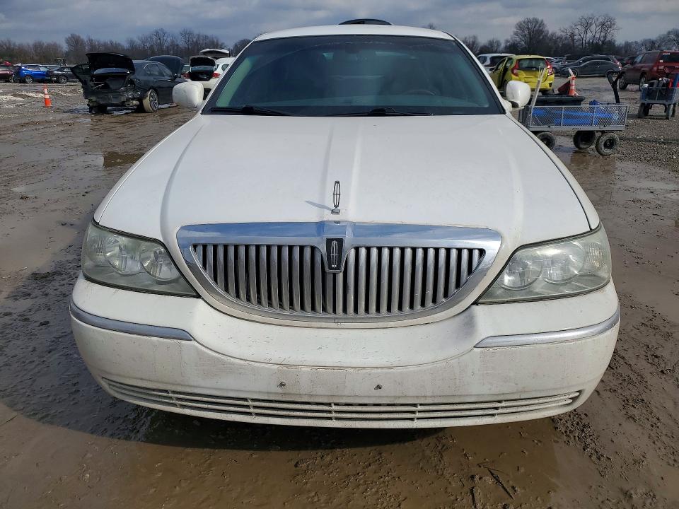 Photo 5 from auction – 2011 LINCOLN TOWN CAR with VIN 2LNBL8CV1BX750478