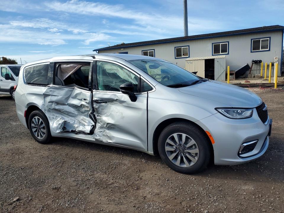 Photo 4 from auction – 2024 CHRYSLER PACIFICA with VIN 2C4RC1S71RR166741