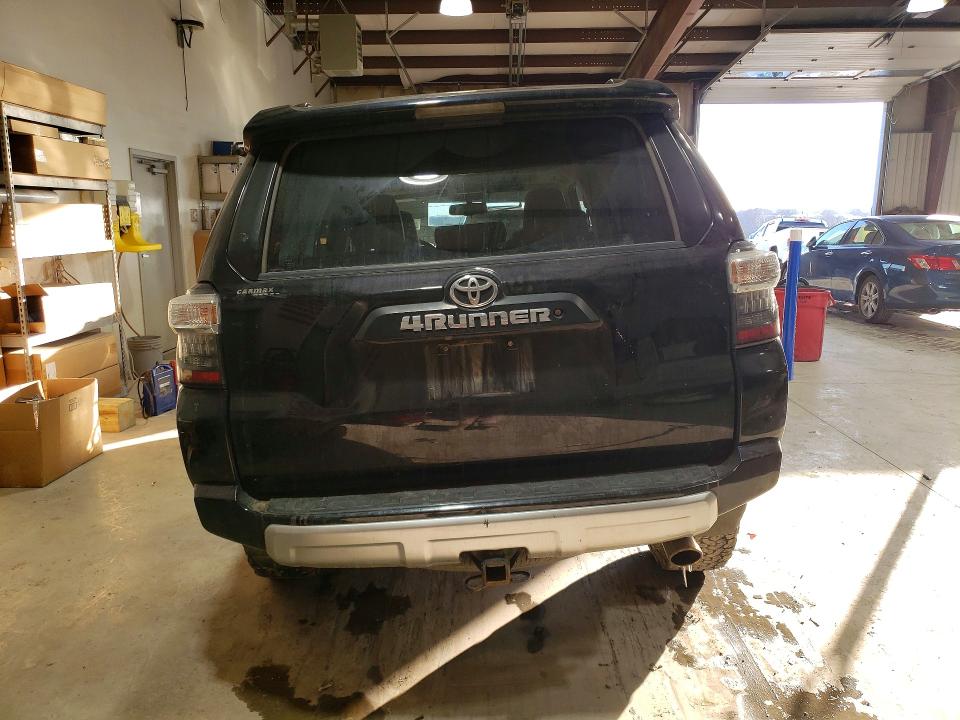 Photo 6 from auction – 2018 TOYOTA 4RUNNER SR with VIN JTEBU5JR8J5542244