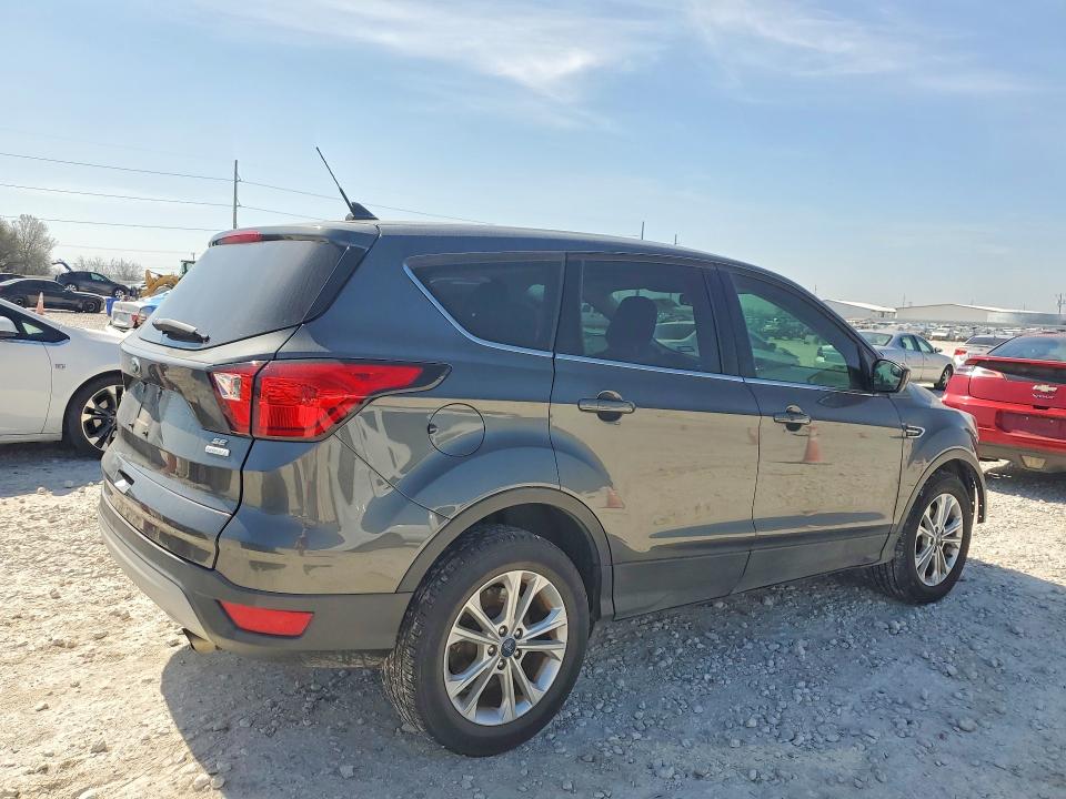 Photo 3 from auction – 2019 FORD ESCAPE with VIN 1FMCU0GD5KUA99657