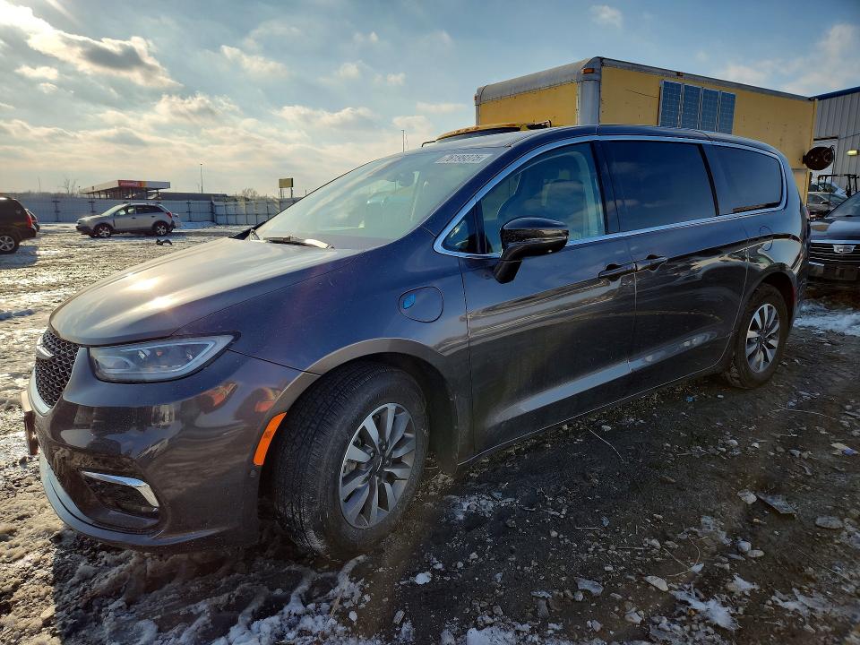 CHRYSLER PACIFICA 2022 with VIN 2C4RC1L73NR121082 - Photo from auction