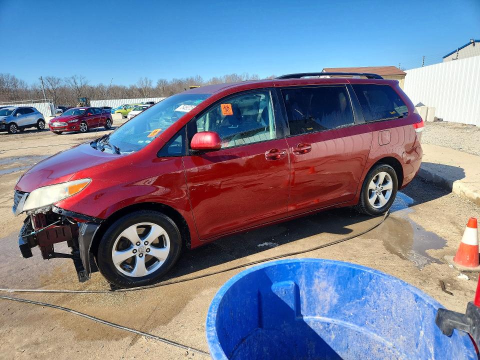 TOYOTA SIENNA 2011 with VIN 5TDKK3DC3BS096635 - Photo from auction
