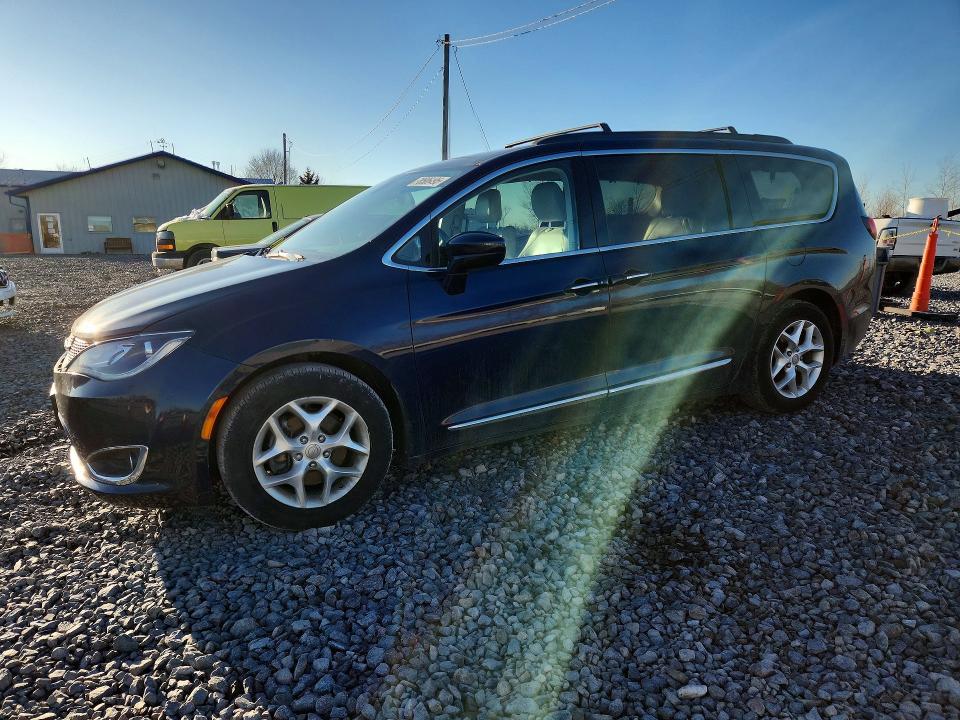 CHRYSLER PACIFICA 2017 with VIN 2C4RC1BG4HR803670 - Photo from auction