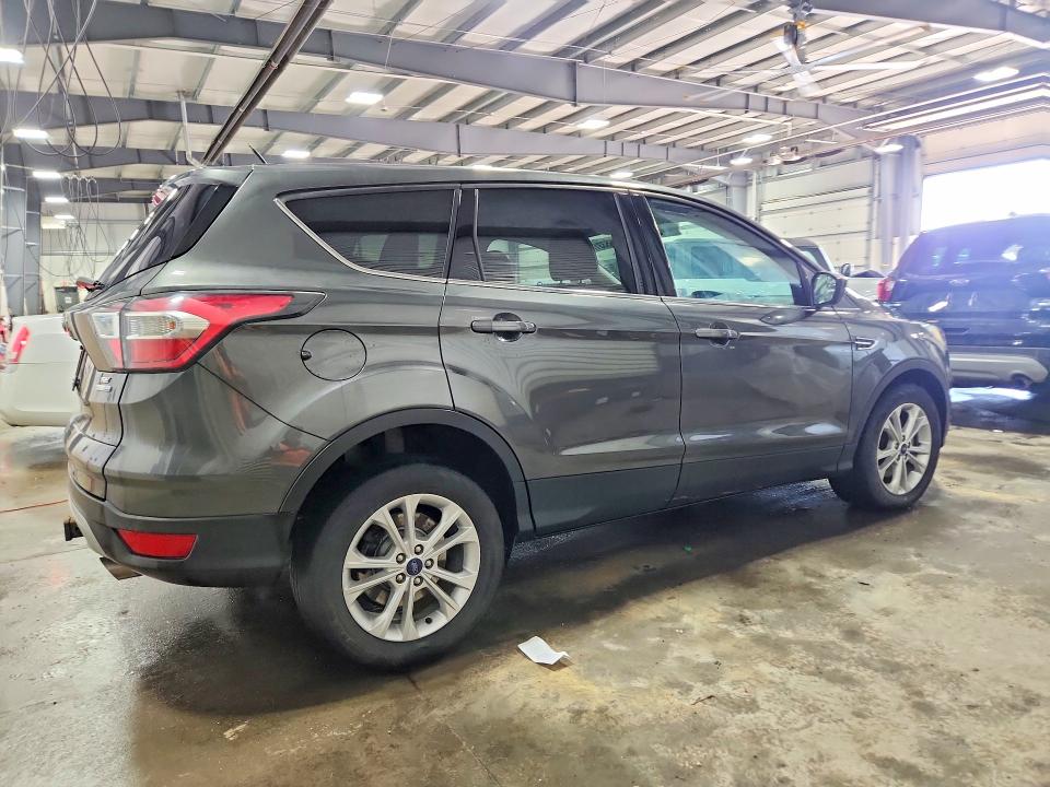 Photo 3 from auction – 2017 FORD ESCAPE SE with VIN 1FMCU9G92HUB29593
