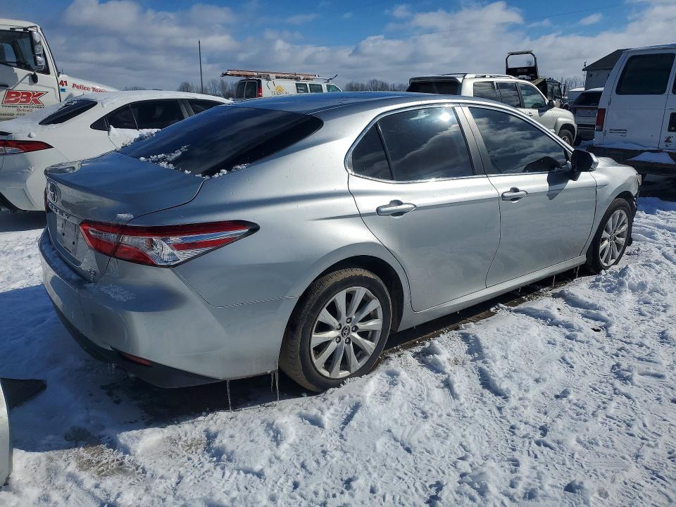 Photo 3 from auction – 2018 TOYOTA CAMRY with VIN 4T1B11HK2JU047618