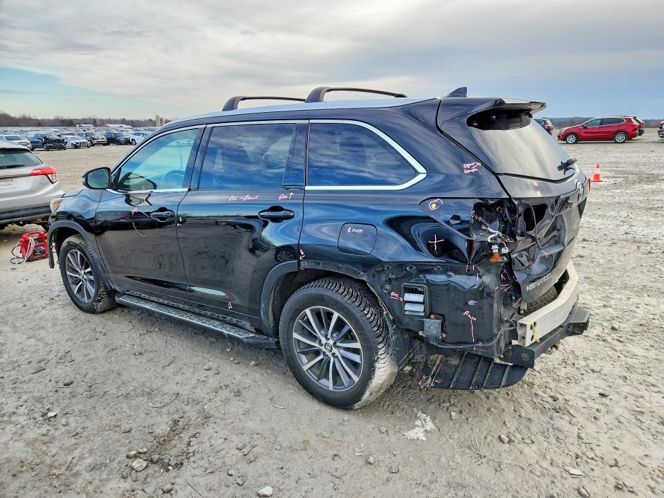 Photo 2 from auction – 2018 TOYOTA HIGHLANDER with VIN 5TDJZRFH8JS533045
