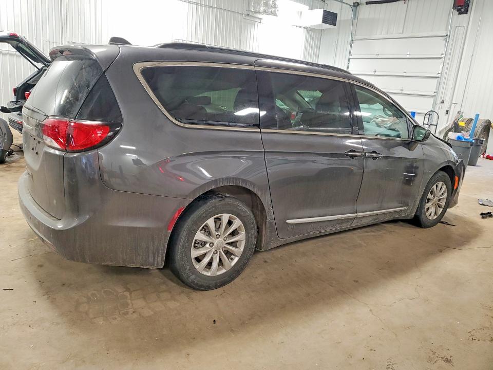 Photo 3 from auction – 2017 CHRYSLER PACIFICA with VIN 2C4RC1BG9HR517457