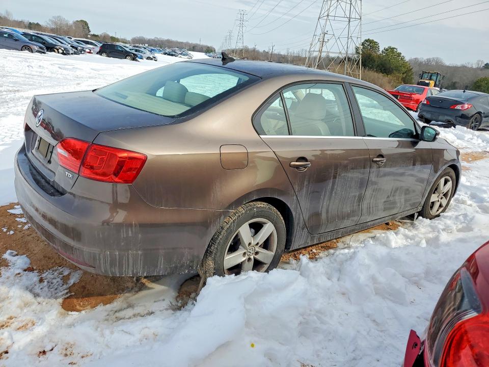 Photo 3 from auction – 2014 VOLKSWAGEN JETTA TDI with VIN 3VWLL7AJ9EM378159