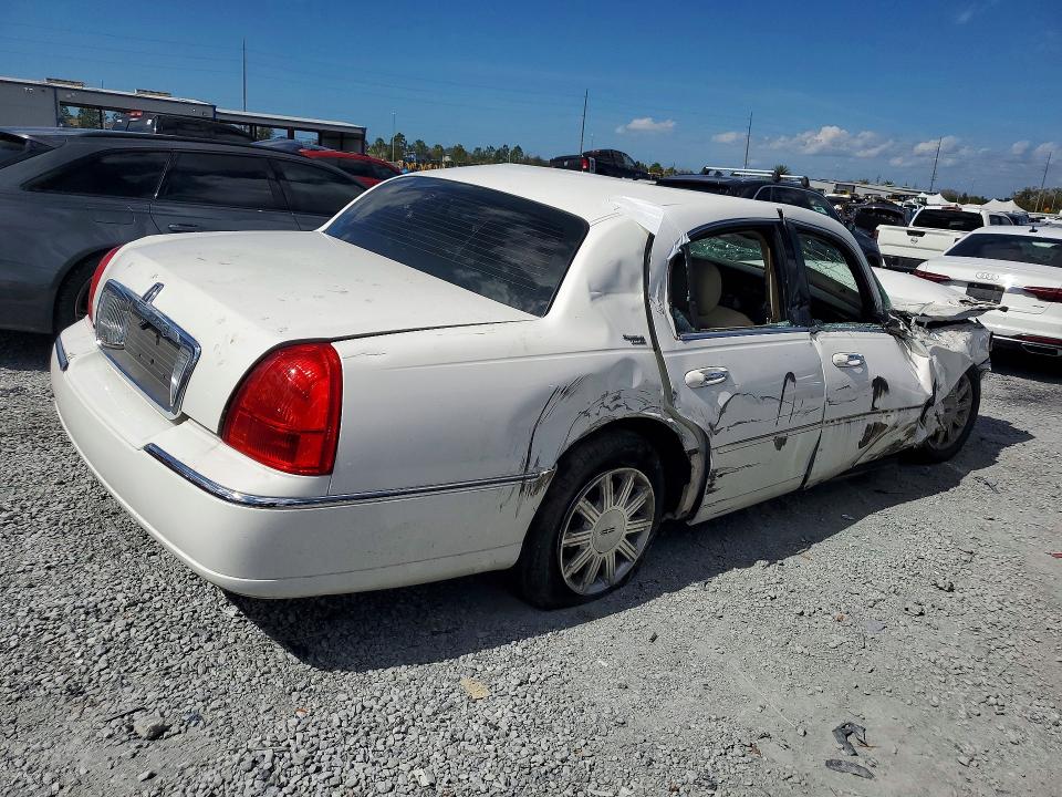 Photo 3 from auction – 2010 LINCOLN TOWN CAR S with VIN 2LNBL8CV4AX750828
