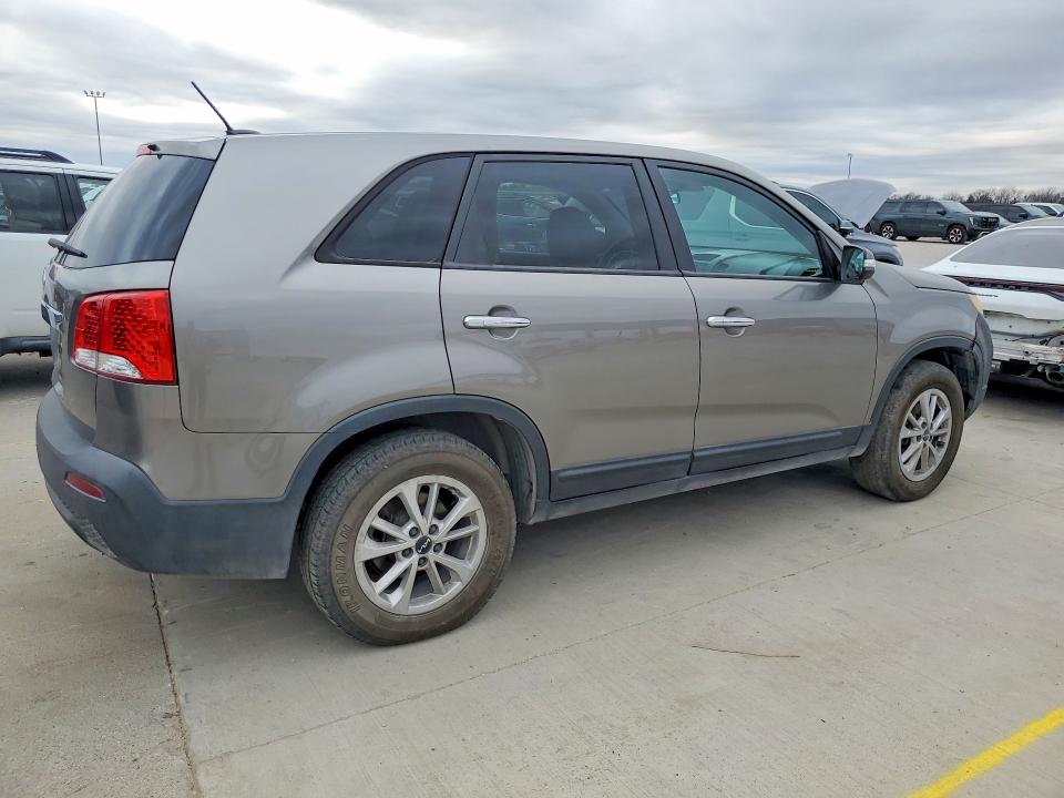 Photo 3 from auction – 2011 KIA SORENTO with VIN 5XYKT3A15BG163748