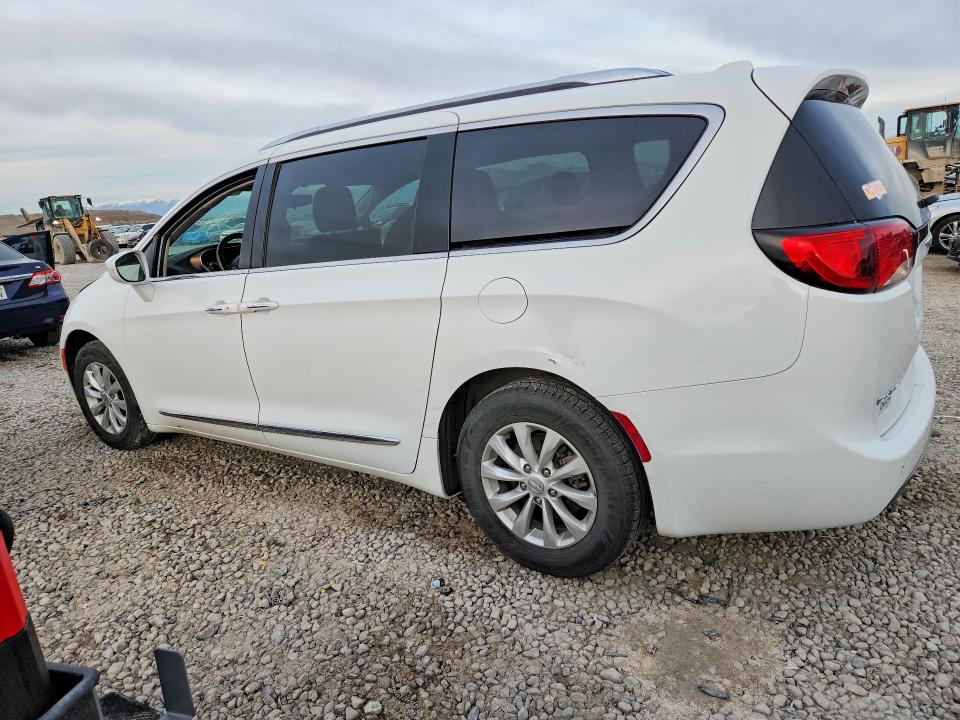 Photo 2 from auction – 2018 CHRYSLER PACIFICA with VIN 2C4RC1BGXJR114416