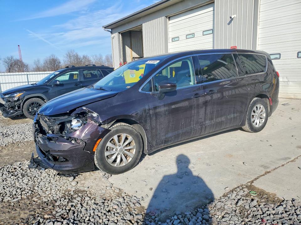 CHRYSLER PACIFICA T 2017 with VIN 2C4RC1DG8HR525112 - Photo from auction
