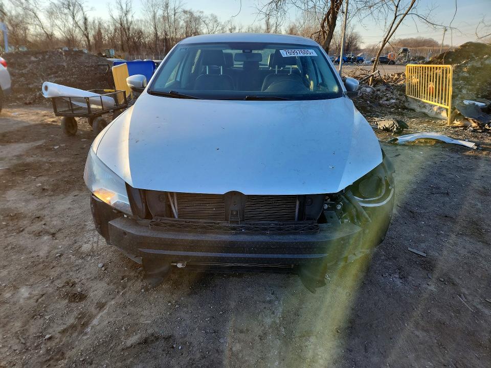 Photo 5 from auction – 2014 VOLKSWAGEN PASSAT S with VIN 1VWAT7A34EC059066
