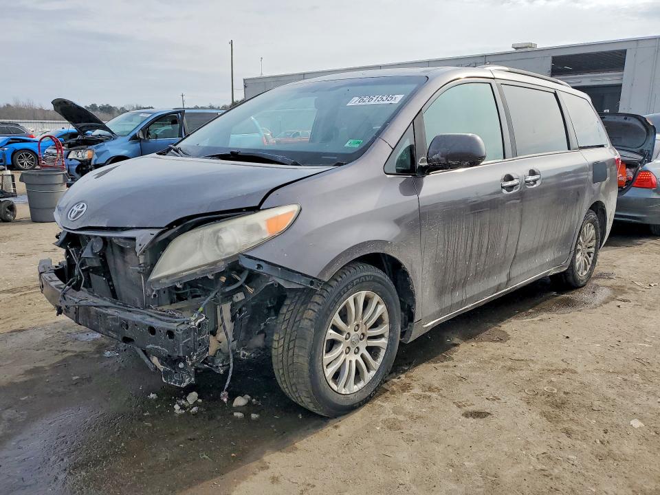 TOYOTA SIENNA 2017 with VIN 5TDYZ3DC0HS841923 - Photo from auction