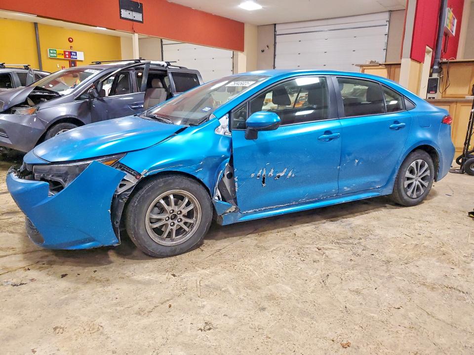TOYOTA COROLLA LE 2022 with VIN JTDEAMDE7NJ057233 - Photo from auction