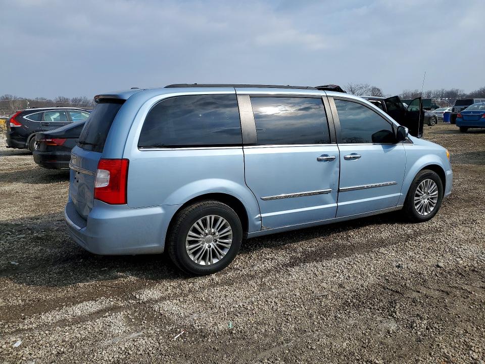 Photo 3 from auction – 2013 CHRYSLER TOWN & COU with VIN 2C4RC1CGXDR534034