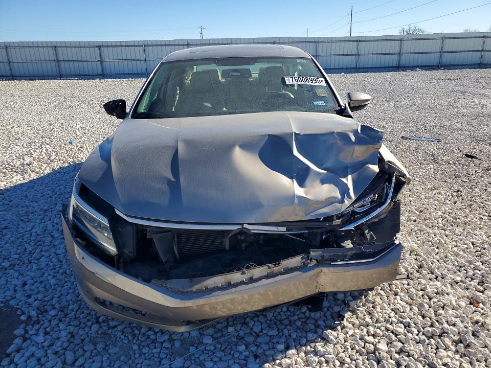 Photo 5 from auction – 2017 VOLKSWAGEN PASSAT SE with VIN 1VWBT7A30HC021827