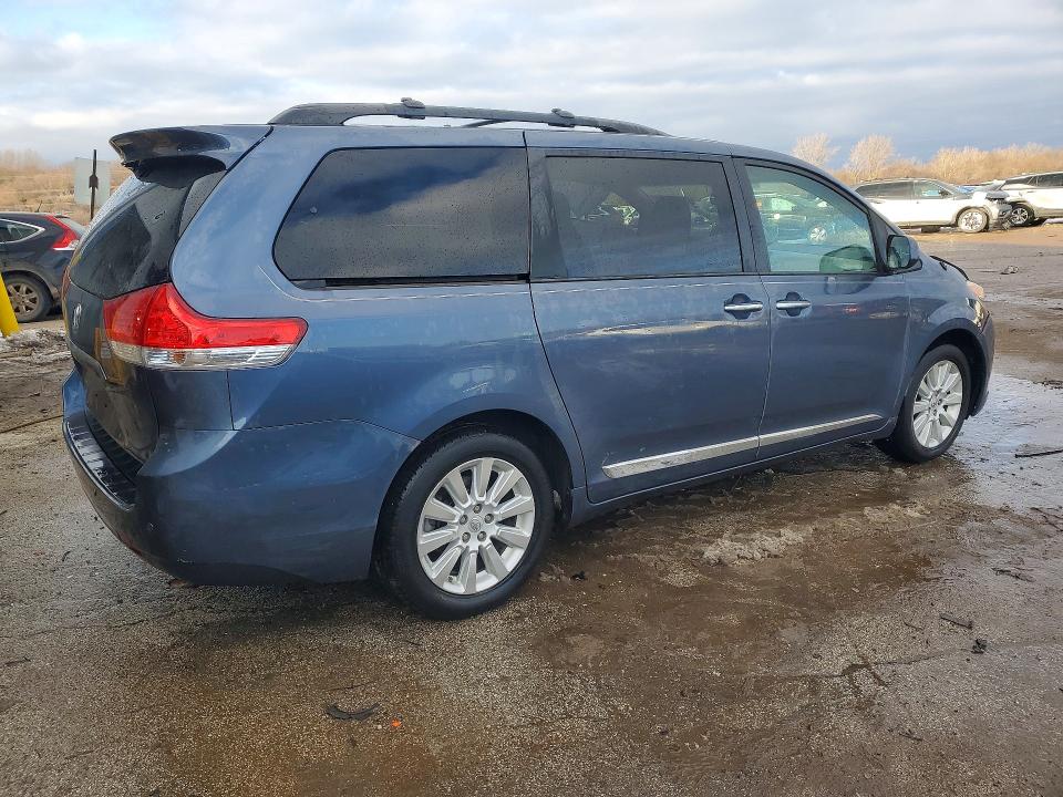 Photo 3 from auction – 2013 TOYOTA SIENNA XLE with VIN 5TDDK3DC8DS055803